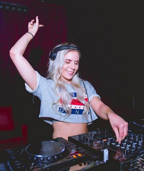 Dj Reference Pose, Dj Pose Reference, Beats Aesthetic, Female Dj, Girl Dj, Funny Minion Pictures, La Girls, Dj Art, Rave Style