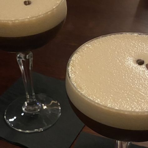 Modern Art Deco Wedding, Espresso Martinis, Martinis Drinks, Dinner Aesthetic, Cocktail Dinner, Coffee Shop Aesthetic, Cocktail Night, Coffee Pictures, Yummy Comfort Food