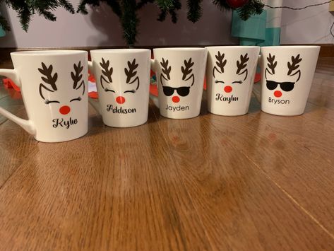 Christmas Stall Ideas, Craft Night Party, Christmas Beverages, Mug Noel, Making Money On Etsy, Diy Christmas Mugs, Diy Mug Designs, Hot Chocolate Gifts, Cricut Christmas Ideas