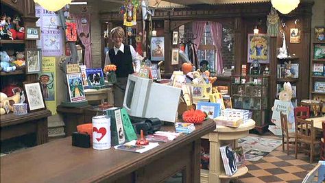 Meg Ryan's Brownstone and Bookstore in "You've Got Mail" Bookstore Activities, The Shop Around The Corner, Kathleen Kelly, Bookstore Ideas, Shop Around The Corner, Movie Houses, Book Stores, Library Science, Hollywood Homes