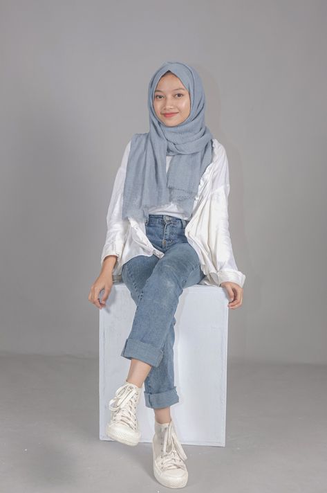 ootd aesthetic lucuu💙🤍 Outfit Foto Studio, Ootd Foto Studio, Ootd Photoshoot, Ootd Jeans, Ootd Hijab Casual, Ootd Aesthetic, Studio Poses, Foto Shoot, Self Portrait Poses