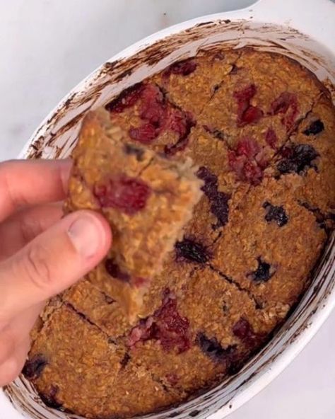 Clean Eat Feed on Instagram: "1️⃣ or 2️⃣? Which #recipe by @yummy_little_belly would you try?👇 1️⃣ 5 INGREDIENTS BERRY BARS! Ingredients * 180g ripe banana (approx 2 medium bananas) * 100g porridge oat (1 1/4 us cups) * 2 big tablespoons smooth peanut butter (or the nut butter you like) (1/2 us cup) * Handful of chopped strawberries * Handful of blueberries Method 1. Preheat oven to 180°C (350 degrees F) and lightly grease a baking dish or line it with parchment paper. 2. Smash well the b Frozen Cauliflower Recipes, Berry Bars, Costco Chicken Bake, Peanut Butter Banana Oats, High Protein Yogurt, Peanut Butter Oat, Smooth Peanut Butter, Guilt Free Snacks, Banana Chocolate