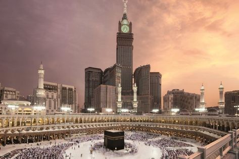 Small pieces of 24 carat gold cover this architectural marvel that crowns the tallest building of Saudi Arabia. Masjid Al-haram, Mecca Hotel, Ka Bah, Arsitektur Masjid, High Building, Tokyo Skytree, Fairmont Hotel, Hotel Plan, Mecca Wallpaper