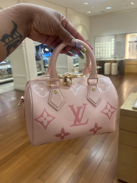 Pink Louis Vuitton Bag, Pink Louis Vuitton, Luxury Bags Collection, Louis Vuitton Pink, Handbag Essentials, Girl Dinner, Girly Bags, Fancy Bags, Luxury Purses