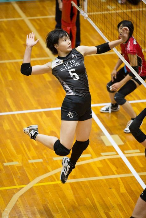 Volleyball Outfit, Volleyball Photography, Volleyball Poses, Volleyball Knee Pads, Volleyball Inspiration, Action Pose Reference, Stylish Activewear, Photographie Portrait Inspiration, People Poses