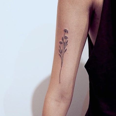 Delicate Flower Tattoo, Dibujos Tattoo, Wildflower Tattoo, Flower Tattoo Arm, Plant Tattoo, Парные Тату, Delicate Tattoo, Side Tattoos, Flower Tattoo Designs