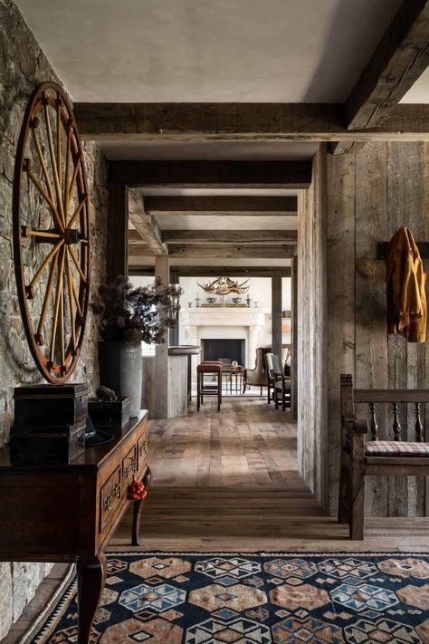 Step inside this inviting ranch house with cozy interiors in Montana California Ranch Interior Design, Montana Ranch House, Eclectic Western, Rustic Mountain Homes, Ranch Houses, Wall Entryway, Montana House, Western Interior, Ranch Design