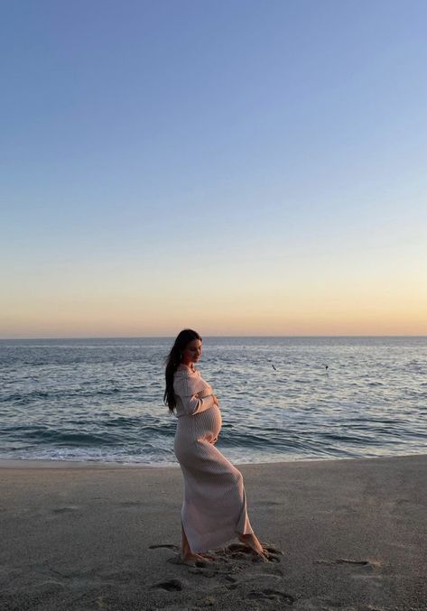 Beach Maternity Photos Mom Only, Maternity Shoot Makeup, Maternity Shoot Beach, Pregnancy Announcement Pictures, Maternity Photography Poses Outdoors, Baby Bump Pictures, Baby Announcement Photoshoot, Pregnancy Belly Photos, Cute Pregnancy Pictures