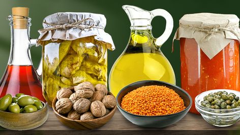 18 Best Pantry Staples To Have For A Mediterranean Diet Med Diet, Stock Your Pantry, Kitchen Staples, Homemade Trail Mix, Raw Foods, Diets For Beginners, Greek Food, Pantry Staples, Mediterranean Diet Recipes