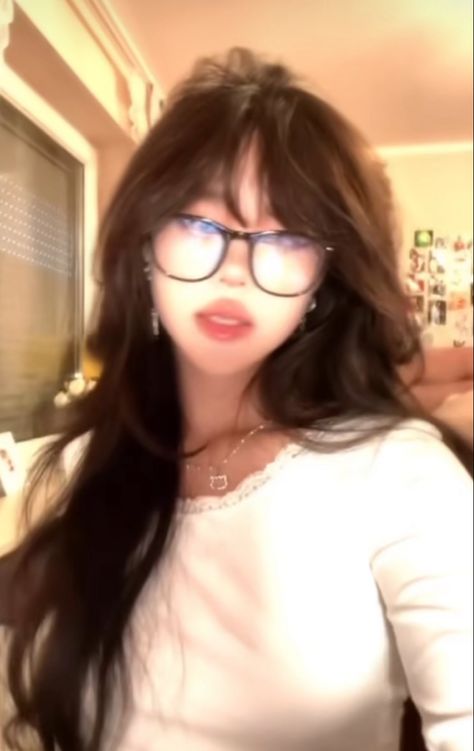 Brown Hair Outfit Ideas, Knight Lady, Bangs And Glasses, Blowout Hair Tutorial, Korean Hair Color, Hairstyles With Glasses, Haircuts For Wavy Hair, Blowout Hair, Shot Hair Styles