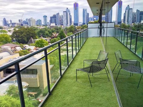 balcony lawn turf Apartment Garden Balcony, Apartment Vegetable Garden, Balcony Garden Ideas, Garden Gadgets, Container Water Gardens, Apartment Balcony Garden, Small Balcony Garden, Fake Grass, Tower Garden