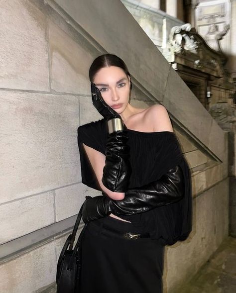 Long Black Gloves Outfits, Black Gloves Outfit, Leather Gloves Outfit, Gloves Aesthetic, Long Black Gloves, Gloves Outfit, Long Leather Gloves, Outfit Tips, Elegant Gloves