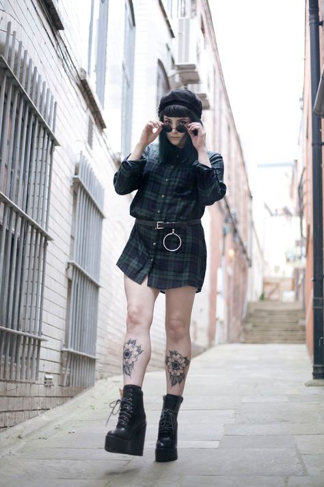 Beret Outfit, Hipster Goth, Boots Amazon, Punk Plaid, Hoop Dress, Casual Grunge, Beret Style, Black Beret, Plaid Shirt Dress