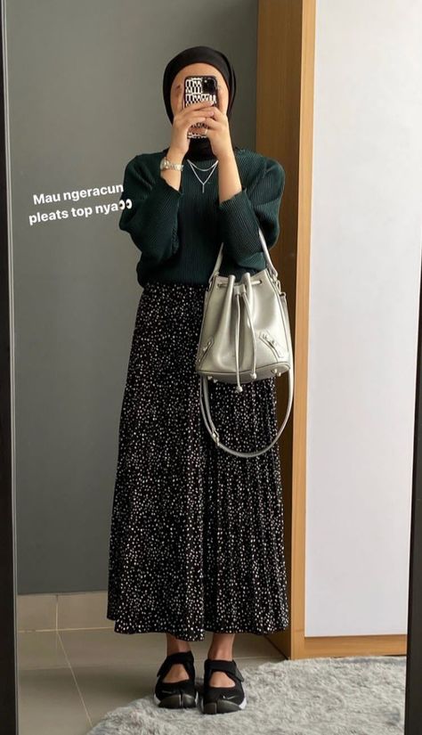 Ootd 90s Style Hijab Rok, Feminim Style Outfit, Ootd Rok Jeans Hijab, Ootd Kampus Hijab, Ootd Sweater Rajut Hijab, Ootd Rok Polkadot Hijab, Outfit Hijab Casual Rok, Ootd Ngampus, Rok Outfit