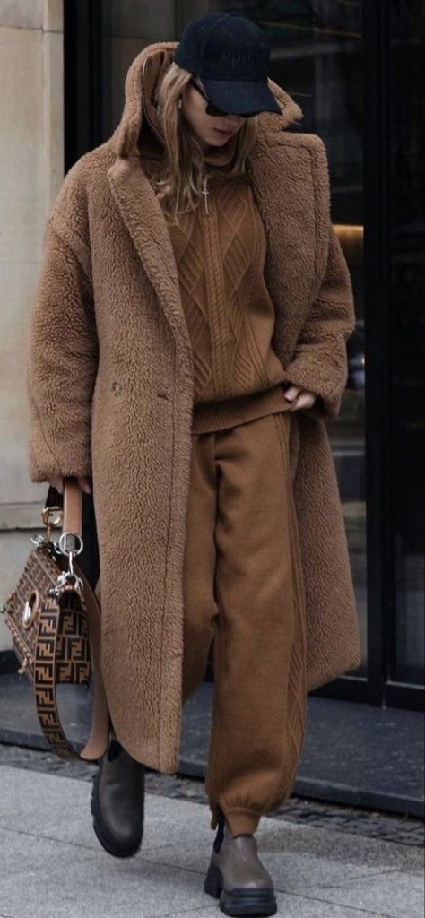 Teddy Coat Outfit, Street Style 2022, Max Mara Coat, Coat Street Style, Fashionista Style, Instagram Style, Classy Casual, Autumn Street Style, Minimalist Lifestyle