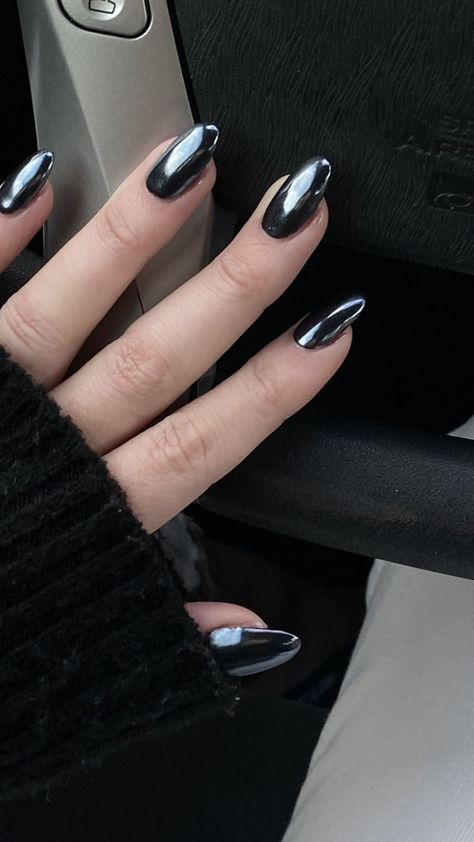 Black Matalic Nails Color, Black Chrome Powder Nails, Pearly Black Nails, Almond Black Chrome Nails, Dual Chrome Nails, Metalic Nails Aesthetic, Black Nails With Pearl Chrome, Black Chrome Dip Nails, Black Nails With White Chrome