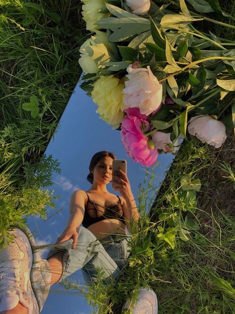 Spring Selfie Ideas, Yard Photoshoot Ideas, Patio Photoshoot Ideas, Cottagecore Photoshoot Ideas, Earth Day Photoshoot, Outside Mirror Pictures, April Photoshoot Ideas, Flower Poses Photo Ideas, Spring Time Photoshoot