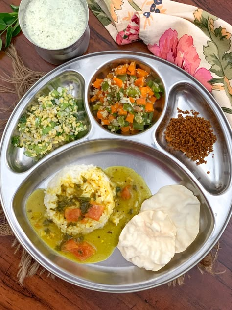 Healthy Food Plate, Indian Diet Recipes, Meal Plate, Cooking Recipes For Dinner, Healthy Bowls Recipes, Fresh Cucumber, Famous Food, Raw Mango, More Protein