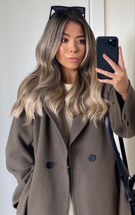 Blend Dark Roots Into Blonde, Dimensional Blonde Balayage Dark Roots, Ashy Roots Blonde Hair, Dark Brown To Ash Blonde Balayage, Ashy Balayage Brunette, Ashy Blonde Balayage Dark Roots, Fall Blonde Balayage Dark Roots, Mushroom Blonde Hair Balayage, Ashy Beige Blonde Hair