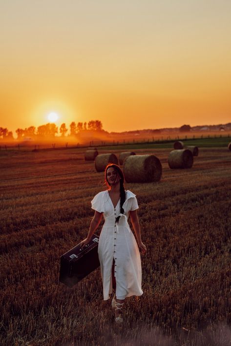 Hay Field Photoshoot, Haybale Photoshoot, Autumn Photography Portrait, Hay Field, Filter Ideas, College Grad Photos, Western Photoshoot, Creative Shoot, Field Photoshoot