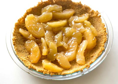 Caramel Apple Cheesecake - the easiest cheesecake with a graham cracker crust, apples, caramel, and nuts. the-girl-who-ate-everything.com Pie With Graham Cracker Crust, Cracker Dessert, Caramel Pie, The Girl Who Ate Everything, Canned Apple Pie Filling, Dutch Apple Pie, Graham Cracker Crust Pie, Caramel Apple Cheesecake, Apple Cheesecake