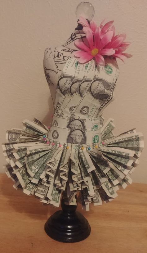 Money Wreath, Money Dresses, Money Decoration, Lei Diy, Money Lei Diy, Saving Jar, Birthday Money Gifts, Origami Money, Money Saving Jar