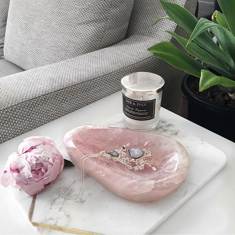 Crystal For Bedroom, Crystal Bowl Decor Ideas, Crystal Decor Ideas, Rose Quartz Home Decor, Rose Quartz Decor, Quartz Crystal Decor, Crystals Decor, Rose Quartz Bowl, Pink Rose Quartz Crystals As Gifts