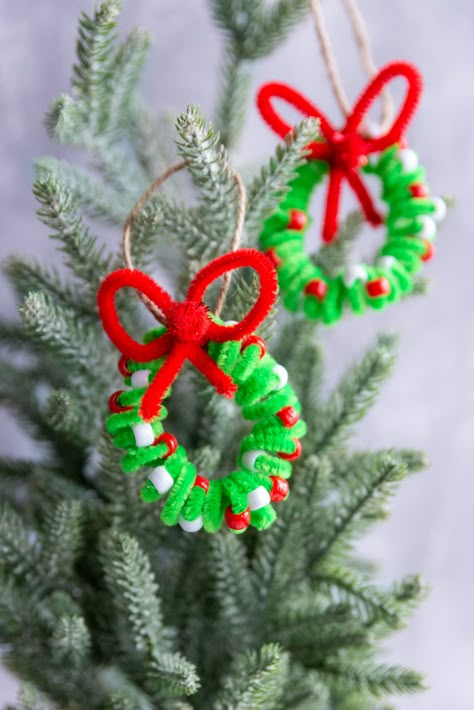 Pipe Cleaner Wreath Ornament - My Crafty Mama Christmas Pipecleaner Craft, Beads And Pipe Cleaner Crafts, Christmas Craft With Pipe Cleaners, Pipe Cleaner Christmas Tree Ornaments, Pipe Cleaner Ornaments Tree Decorations, Christmas Ornaments With Pipe Cleaners, Fyi Christmas Ornaments, Christmas Pipe Cleaner Crafts For Kids, Pipe Cleaner Wreath Ornament