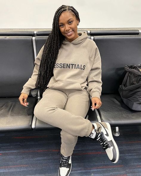 Sweatpants Outfit Black, Sweatsuit Outfits Women, Tracksuit Outfit Women, Sweatsuit Outfits, Sweatsuit Outfit, Essentials Clothing, Tracksuit Outfit, Cute Maternity Outfits, Stylish Summer Outfits