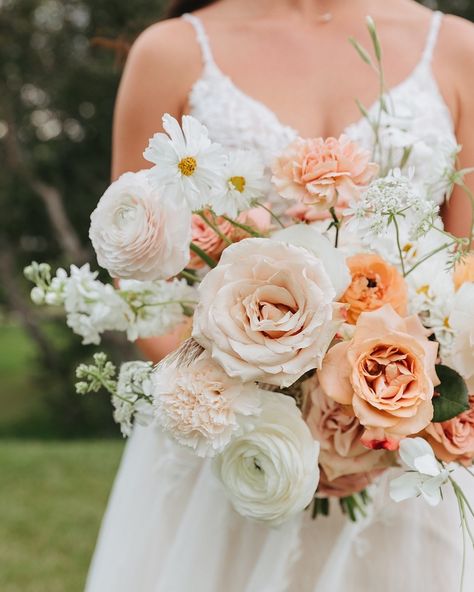 Peach Fuzz is the 2024 Pantone color of the year, and I could not be any more pleased. It’s my absolute favorite flower color and compliments almost any color palette. 🍑 Florals: @elevenblooms Photographer: @aliciadeliaphoto Venue: @theoaksplumcreek Videographer: @whiteelmfilms DJ: @seamlessentertainment Beauty: @amydacosta_hairandmakeup Cake: @___thecakecompany___ Couple: @jazchav @devinsurface #elevenblooms #coflorist #floristsofinstagram #coweddingflorist #coweddings #coloradowe... Peach Fuzz Wedding Decor, Peach Fuzz Wedding Flowers, Wedding Cake Peach Flowers, Peachy Pink Wedding Bouquet, Peach Wedding Theme, Bridal Bouquet Peach, Peach Wedding Colors, Peach Fuzz, Floral Studio