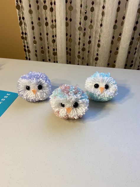 Pom Pom Owl, Christmas Tassels, Diy Yarn Pom Pom, Craft Hacks, Pom Pom Animals, Yarn Crafts For Kids, Finger Puppet Patterns, Christmas Craft Show, Bird Sanctuary