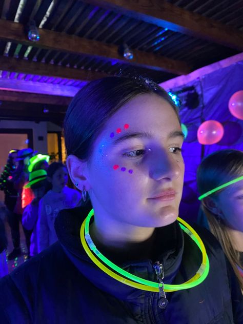 Glow In The Dark Face Paint Ideas Easy, Pintura Facial Neon, Neon Face Paint, Festival Face Paint, Festival Face, Class Outfit, Glitter Face, Glow Party, Neon Party