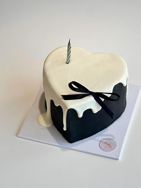 I Love You Cake For Him, Black Bday Cake Ideas, Cake Ideas Boyfriend, Pretty Cake Designs Birthday, Sweet 16 Cakes Black, Bento Cake Design Birthday Aesthetic, Black White Cake Design, Black Heart Cake Aesthetic, Black Aesthetic Birthday Cake