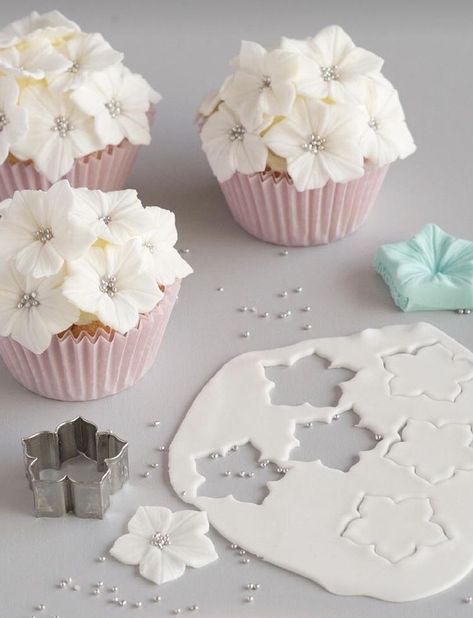 Kue Fondant, Flori Fondant, Tårta Design, Cake Design Ideas, Patisserie Fine, Fest Mad, Fondant Flower Tutorial, Cupcake Decorating Tips, Buttercream Cake Decorating