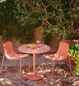 Breakfast In The Garden, Modern Outdoor Dining Table, Outdoor Artwork, Hosting Holidays, Coffee Breakfast, Gorgeous Gardens, Outdoor Dining Table, Furniture Design Modern, Round Dining Table