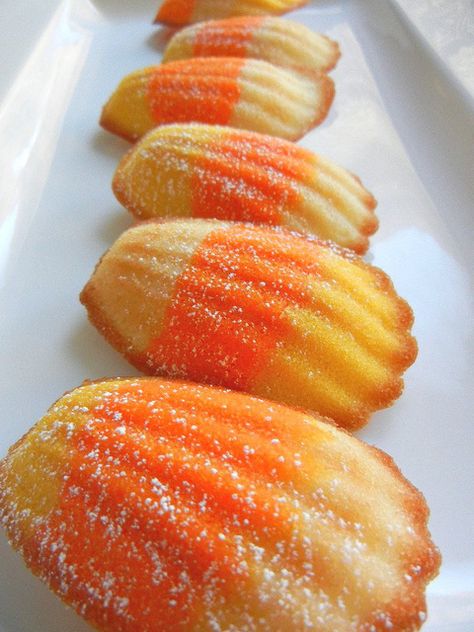 candy corn striped madeleines Madeline Cookies, Sugar Geek, Madeleine Recipe, Madeleine Cookie, Colorful Cupcakes, Edible Crafts, Halloween Food For Party, Halloween Recipes, Cake Cake