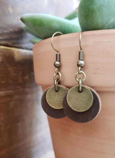 Wood Jewelry Diy, Leather Jewelry Making, Handmade Leather Jewelry, Diy Leather Earrings, Diy Leather Projects, Leather Jewelry Diy, Leather Jewels, Diy Jewelry Earrings, Leather Workshop