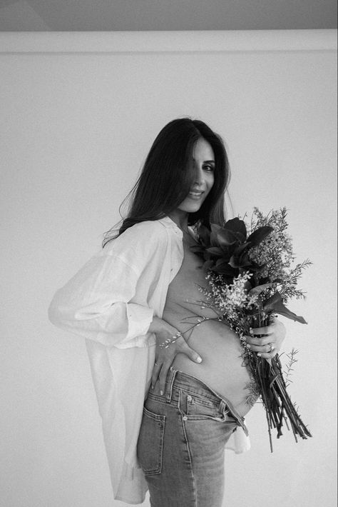 White Wall Maternity Shoot, Maternity Session With Flowers, Maternity Shoot White Shirt, Maternity White Backdrop, Flower Bouquet Maternity Shoot, Tattoo Maternity Photos, Maternity Photo Shoot Ideas Flowers, Flower Maternity Photos, Maternity Photoshoot Flowers