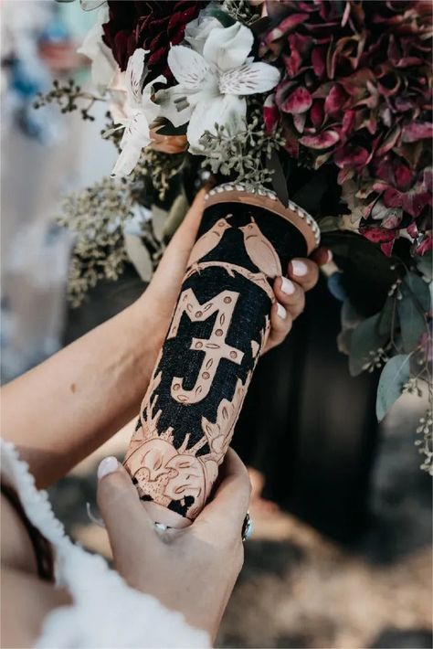 We have listed down 18 best western wedding ideas for you - all the charming elements and details that make it the best choice for an event as momentous as your wedding. Black And White Wedding Western, Western Gothic Wedding, Gothic Western Wedding, Black And White Western Wedding, Black Western Wedding, Western Wedding Theme, Western Wedding Cakes, Western Wedding Ideas, Country Relationships