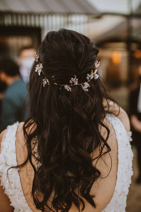 Beach Wedding Hairstyles Dark Hair, Civil Wedding Hairstyle Brides, Hairdo Wavy Hair, Boho Wedding Hairstyles Black Hair, Bridal Hair Inspo Down, Wedding Hairstyles For Long Hair Brunette, Bride Hairstyles For Long Hair Brunette, Dark Hair Wedding Hairstyles Brides, Wedding Hair Wavy