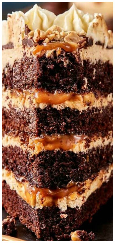 Candy Bar Cakes Recipes, Snickers Filling For Cake, Snickers Cake Filling, Snickers Chocolate Cake, Snicker Bar Cake, Chocolate Snickers Cake, Amazing Cake Flavors, Easy Snickers Cake, Easy Impressive Cakes