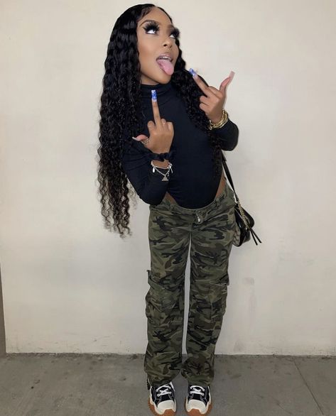 Camo Pants Outfit Baddie Black, Camo And Black Outfits, Camo Jeans Outfit, Camo Pants Outfits, Army Pants Outfit, Green Cargo Pants Outfit, Camo Pants Outfit, Camouflage Outfits, Army Pants