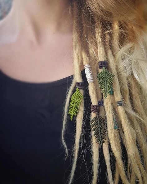 Dreamcatcher Diy, Dread Jewelry, Tutorial Macramé, Amazing Crochet, Hippie Hair, Dread Beads, Dread Hairstyles, Micro Macramé, Hair Wraps