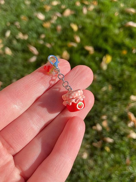 Strawberry Accessories, Strawberry Gifts, Design Japonais, Strawberry Jelly, Clay Diy Projects, Clay Baby, Polymer Clay Diy, Cute Polymer Clay, Cute Clay