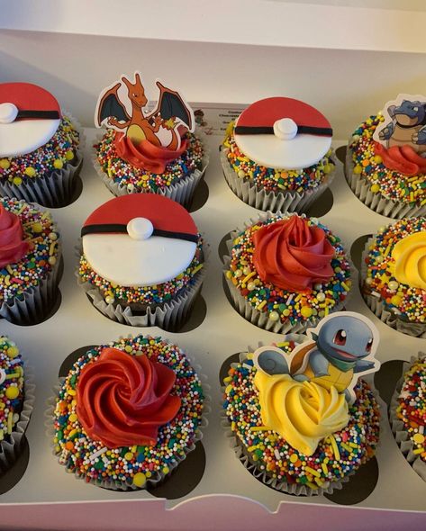 Pokemon Ball Cupcakes, Easy Pokemon Cupcakes, Pokemon Cupcakes Ideas, Pokemon Pull Apart Cupcakes, Pokemon Cupcake Ideas, Pokemon Cupcake Cake, Pokémon Treats, Anime Cupcakes, Pokémon Cupcakes