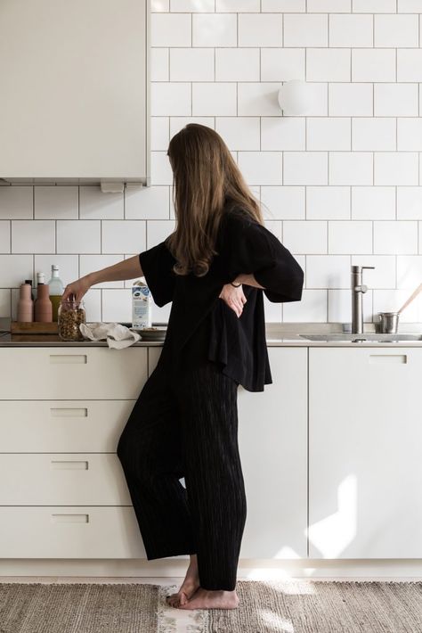 Elegant Home Outfit, White Tiles Kitchen, Casual Home Outfits, Display Photography, White Kitchen Inspiration, Dr Mario, At Home Outfits, Portrait Photography Tips, Tiles Kitchen