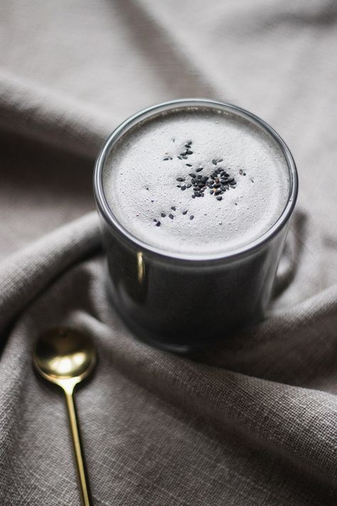 Black Sesame Latte Recipe Sesame Recipes, Black Sesame Paste, Caffeine Free Drinks, Drink Recipes Nonalcoholic, Paste Recipe, Vegan Drinks, Latte Recipe, Pretty Drinks, Black Sesame