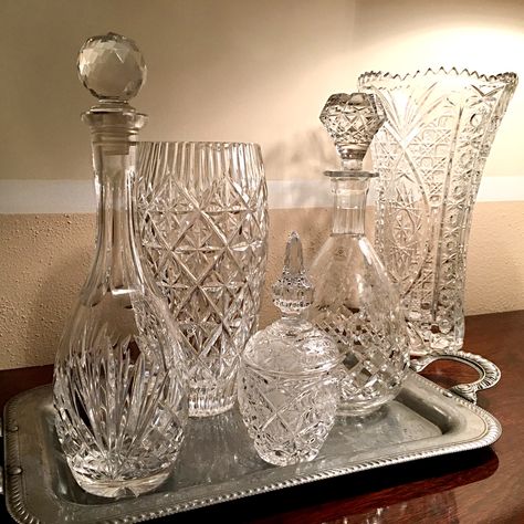 Crystal Table Decor Wedding, Glass Crystal Decor, Crystal Glassware Display, Vintage Crystal Glassware, Crystal Decanters, Glassware Display, Glass Decor Ideas, Crystal Glassware Antiques, Railing Designs