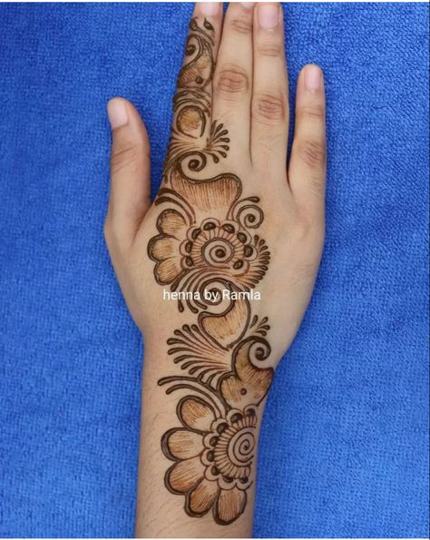 Simple Mehndi Bail Design Hands, Simple Bail Mehndi Designs Back Hand, Bail Mehndi Design Back Hand, Simple Bel Mehndi Designs, Arabian Mehndi Designs Back, Bel Mehndi Designs, Arabian Mehndi Design, Beautiful Simple Mehndi Design, Arabic Designs