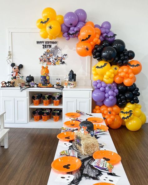 Mickeys Halloween Birthday Party, Mickey Halloween Birthday Party, Disney Halloween Party, Halloween Birthday Party Decorations, Disney Halloween Parties, Halloween 1st Birthdays, Fiesta Halloween, Birthday October, Balloon House